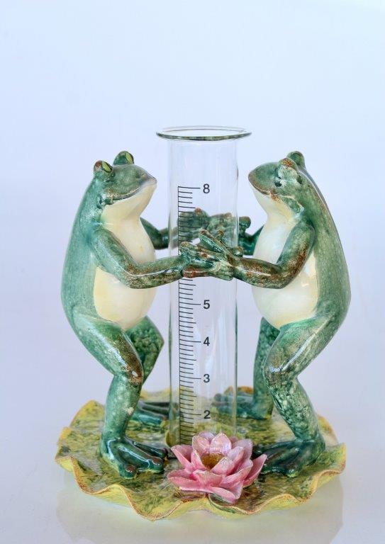 2 FROGS WITH RAIN GAUGE  22X18CM